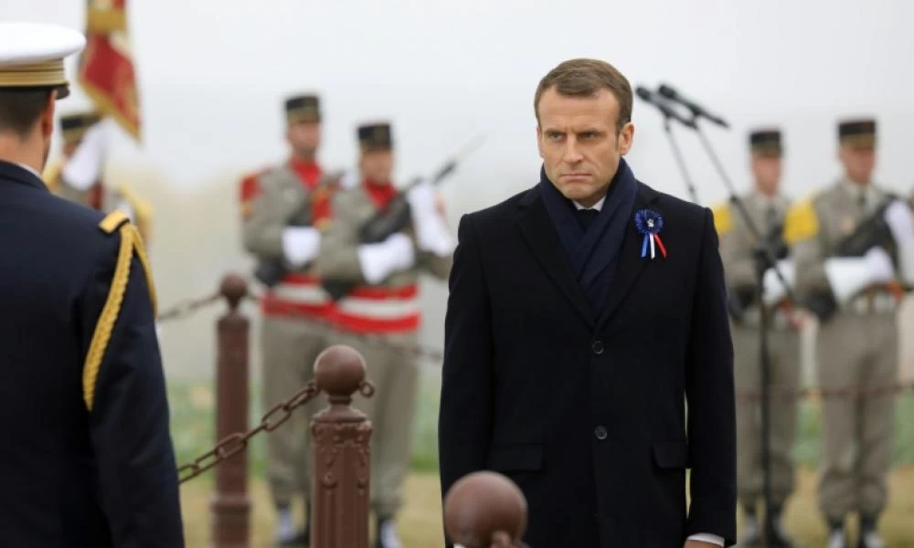 Ο Μακρόν ''αποκεφαλίζει'' τους 18 εν ενεργεία στρατιωτικούς